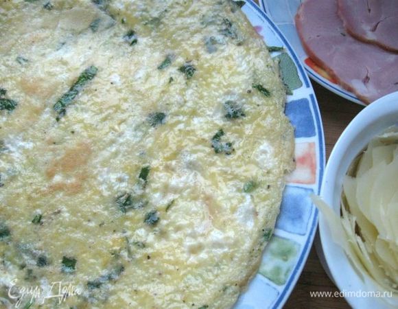  Запечь омлет с одной стороны. Затем накрыть омлет плоской тарелкой, и перевернуть его на тарелку. 