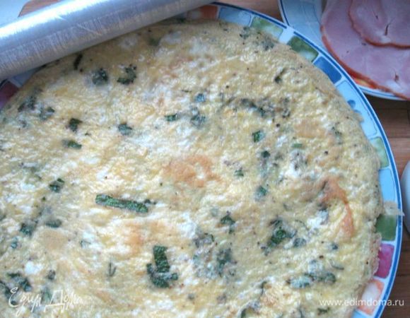 Положить омлет опять на сковороду, но уже другой стороной. И запечь с другой стороны.
Снять омлет со сковороды на тарелку. Дать остыть.
