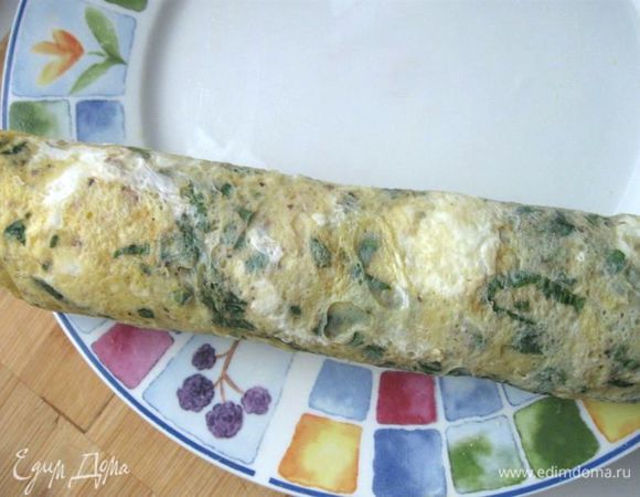 Скрутить омлет с начинкой рулетом.