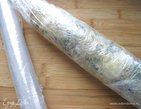 Завернуть в пищевую пленку. Положить в холодильник на час.