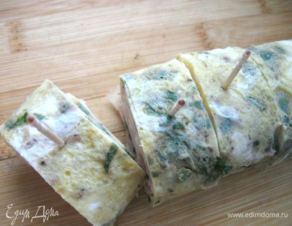  Развернуть, порезать на кусочки размером 3 см. В каждый кусочек вставить шпажку  или деревянную зубочистку.

