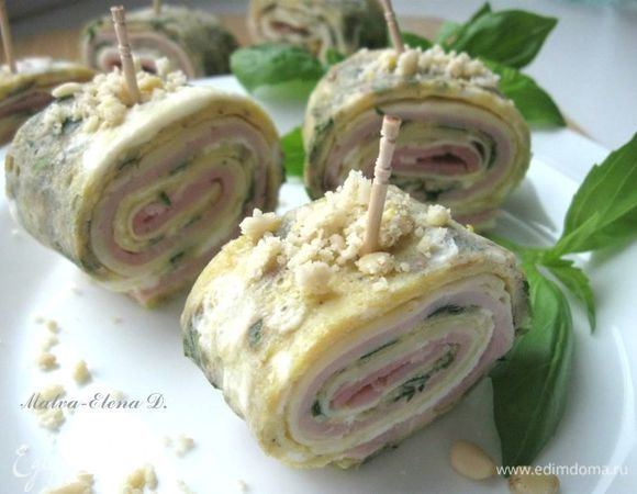 Выложить  на тарелку. Орехи потолочь. Украсить веточкой базилика и кедровыми орешками.
Приятного аппетита!


