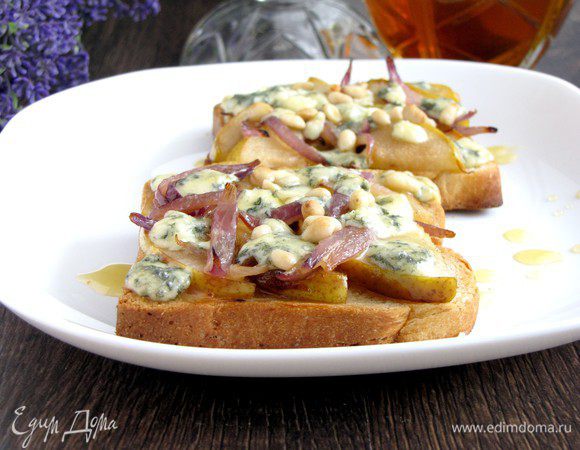 Достаньте готовые тосты и полейте тонкой струйкой меда. Переложите на блюдо и подавайте горячими.