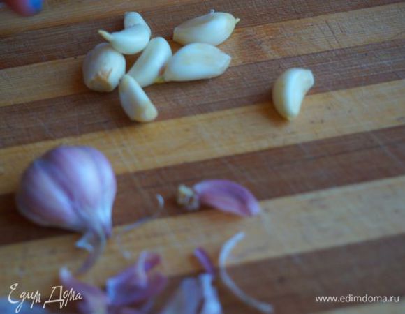 Чеснок (у меня маленькая головка, если у вас больше - возьмите меньше, это все по вкусу) очистить, натереть на мелкую терку, добавить перец, растереть в ступке