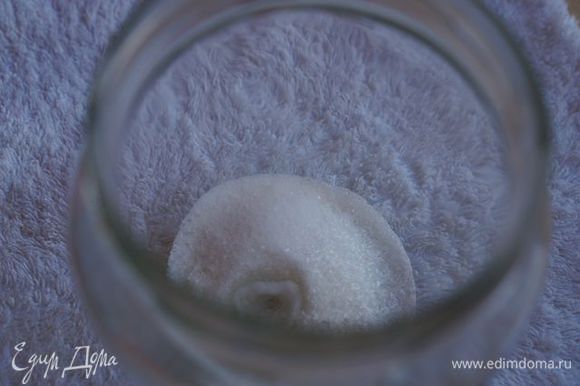 Сахар, соль, глутамат соединить в емкости 0,5 л, залить 50-70 мл горячей воды, размешать.