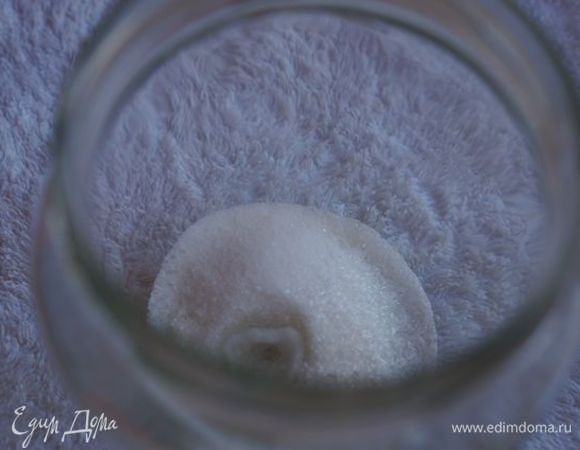 Сахар, соль, глутамат соединить в емкости 0,5 л, залить 50-70 мл горячей воды, размешать.