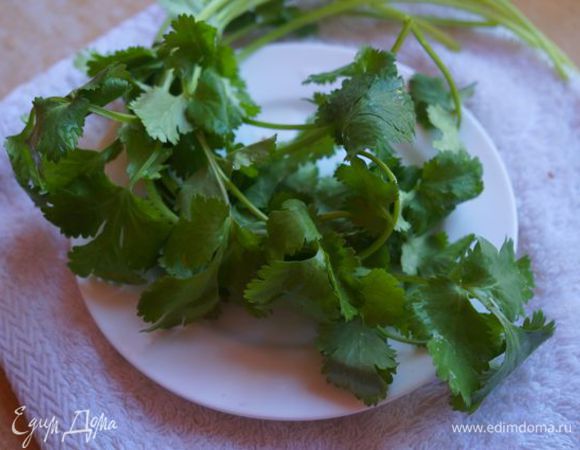 Кинзу вымыть, оборвать листики, измельчить.