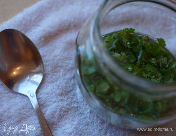 Всыпать в банку кинзу, чеснок, вылить уксус 4-5 ст.л.