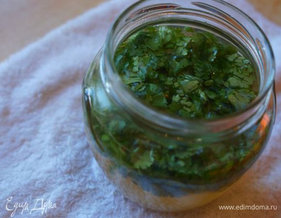 Долить воды до полной банки, закрыть крышкой, хранить в холодильнике.