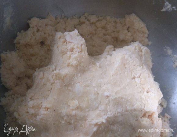 Скатать в шар, сильно не месить.