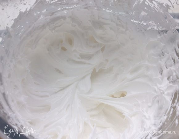 Белки слегка взбить и всыпать немного сахара. Постепенно подсыпая сахар, взбить до стойких пиков.