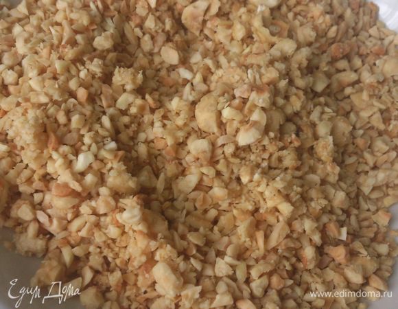 Орехи слегка измельчить. Я брала миндаль, но можно использовать любые орехи или даже смесь.