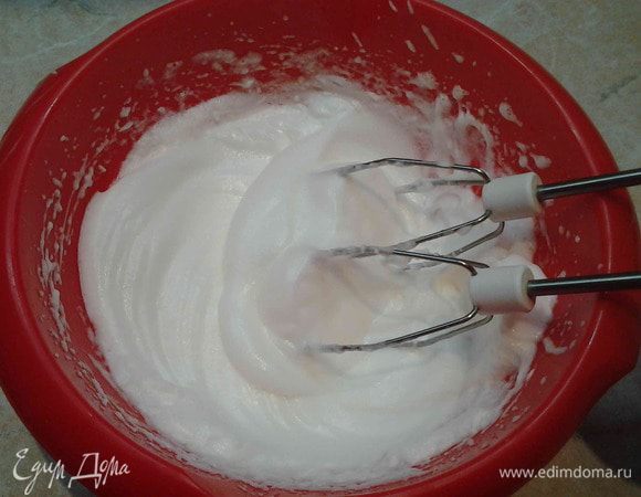 С самого начала включить разогреваться духовку на 220 градусов. Поставить форму для выпекания, чтобы тоже прогревалась. 
Отделить желтки от белков. Взбить белки в пену.