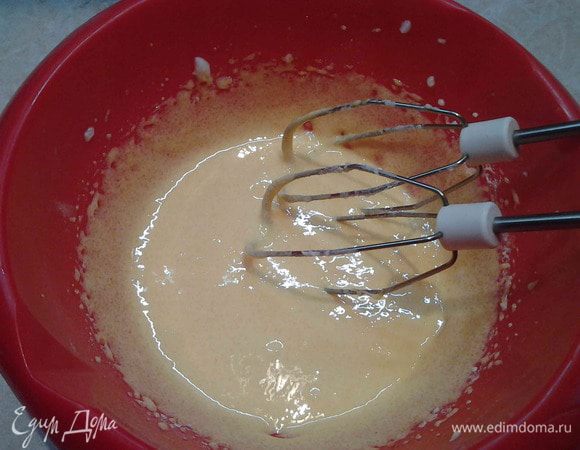 Желтки тоже взбить.