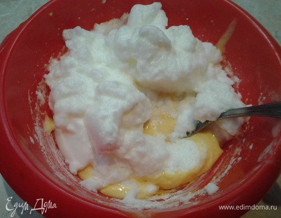 Соединить желтки с белками и хорошо перемешать.