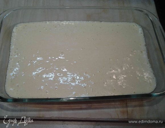 Вылить в форму отправить в духовку на 10 минут. 
Затем, вынуть бисквит. Быстро смазать джемом и скрутить рулет. Сверху можно посыпать сахарной пудрой. 