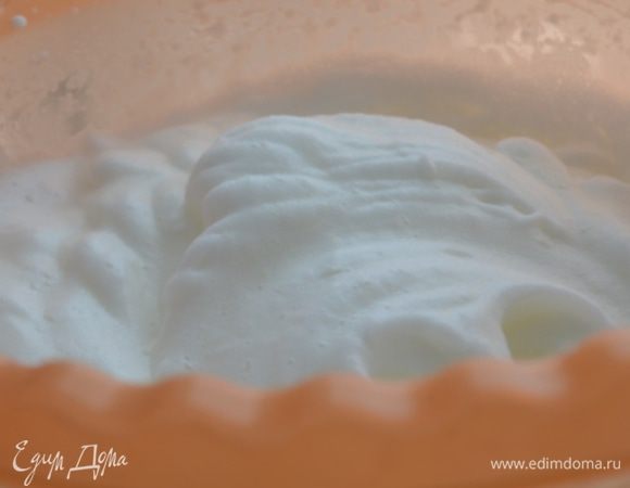 Охлажденные белки взбить с оставшимся сахаром до крепких пиков.