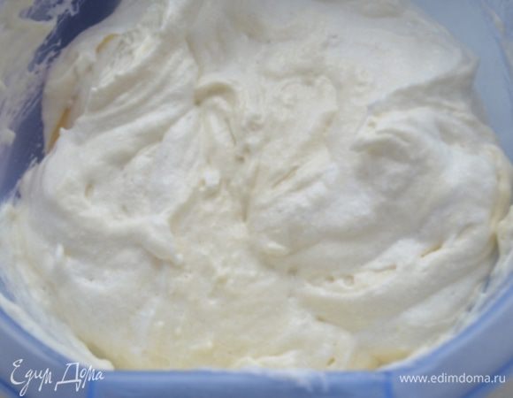 Добавить оставшиеся белки и размешать - тесто готово, его зрительно надо поделить на 3 равные части.