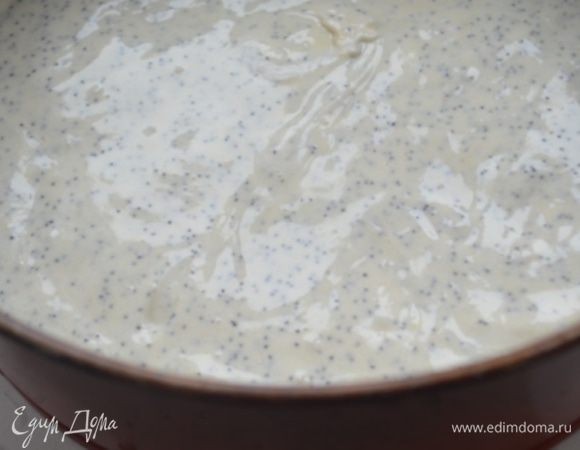 Выпекаем каждый корж отдельно по 25 минут в форме 18-20 см примерно 25 минут при 180 гр. Форму я смазывала растительным маслом. 