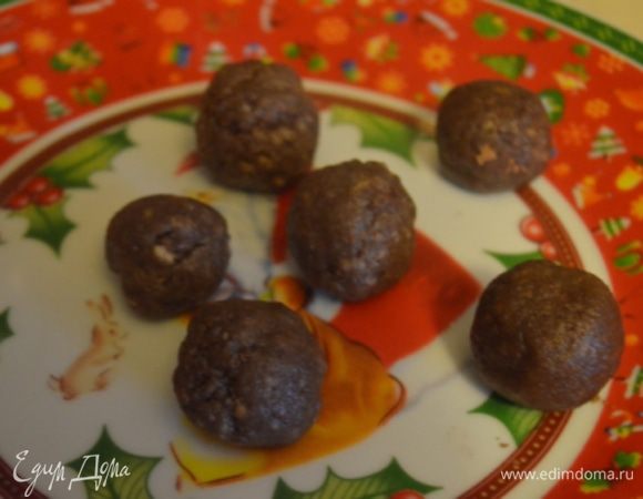 Из нее формируем небольшие шарики, складываем на тарелку и отправляем в холодильник.