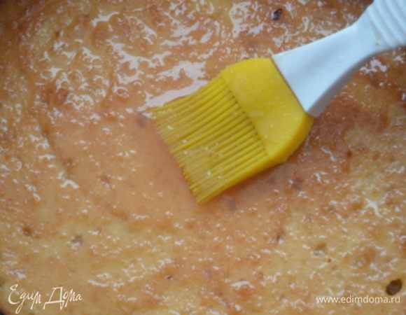 Собираем торт: пропитываем каждый корж обильно сиропом.