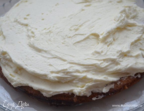 Сначала я положила белый корж, его смазать половиной крема.