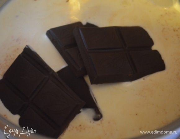 Торт я обмазала ганашем: для этого нагреть (но не кипятить) 200 мл 35% сливок, добавить туда 200 г горького шоколада.