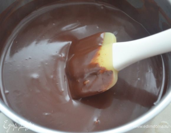 Размешиваем до однородности и убираем в морозилку на 10 минут, затем достать и взбить - масса станет пышнее.