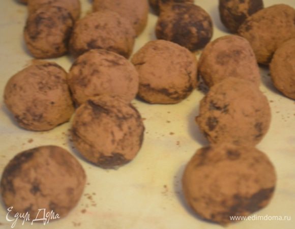 Теперь берем шарики и обваливаем их в какао, укладываем на торт. Этого количества должно хватить, у меня даже немного осталось.