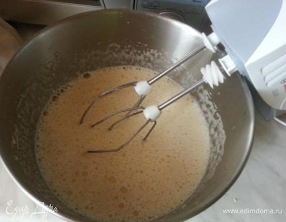 Пока шоколад остывает, взбиваем яйца и желтки с сахаром до однородности.