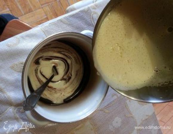 Вводим яичную массу в остывшую глазурь.