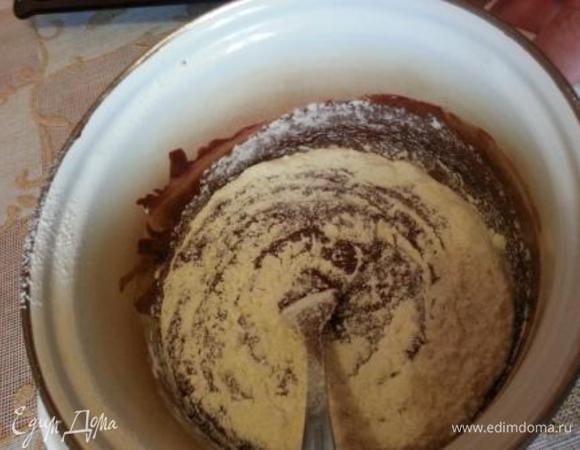 Добавляем муку и щепотку соли. Быстро все смешиваем вилкой до однородности. 