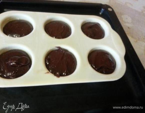 Я использовала силиконовые формы. Немного смазывала их сливочным маслом и присыпала мукой. Для красивого эффекта можно заменить и на какао.
Разливаем наше тесто по формам, заполняем на 2/3.