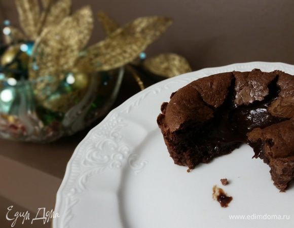 Извлекаем форму из духовки, даем постоять минуту. 
Фланы удобнее извлекать сразу на одно большое блюдо, со временем появилась сноровка и научилась аккуратно извлекать каждый на отдельное блюдце. 
Очень вкусно подавать с шариком сливочного мороженого. 
Лакомство готово. Всем приятного аппетита!