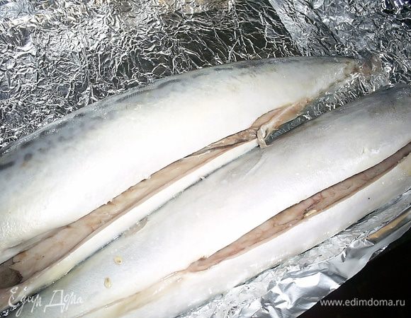 Нам понадобится свежая или предварительно размороженная скумбрия. Рыбу моем, удаляем голову и внутренности. Тушки натираем солью и лимонным соком (примерно 1,5 ст.л.) внутри и снаружи. Отправляем в прохладное место мариноваться 10-15 минут.