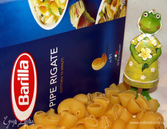 Приготовить пасту, как указано на пачке. 