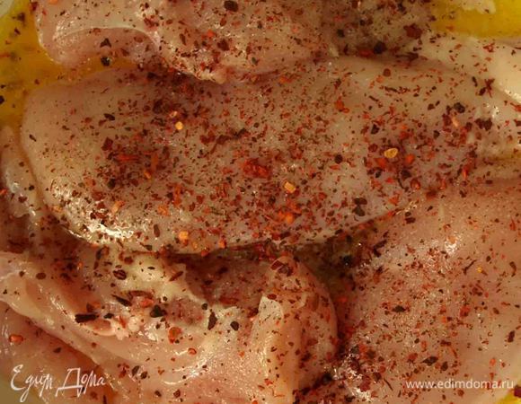 Грудки разрезать на две части. Соль, паприку, сушеные помидоры, черный перец смешиваем и этой смесью приправляем грудки. 