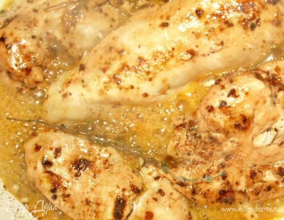 Обжариваем грудки с двух сторон на сливочном масле до готовности. Добавляем вино, 2 веточки тимьяна и выпариваем, пока соус не загустеет.