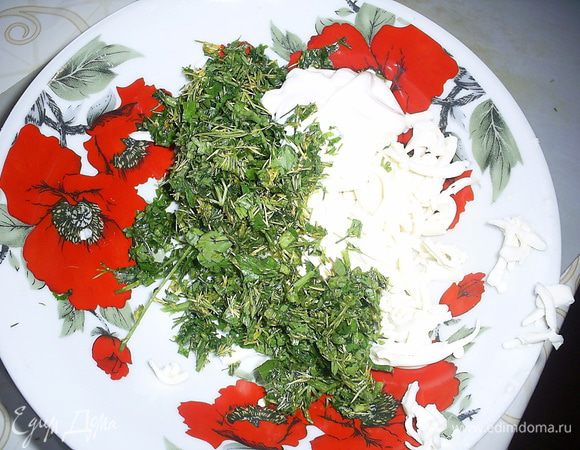 Тем временем приготовим начинку. На крупной терке натираем сыр и плавленый сыр, добавляем мелко нарезанные петрушку и укроп, сметану, 1 ст.л. лимонного сока и перемешиваем до однородности.