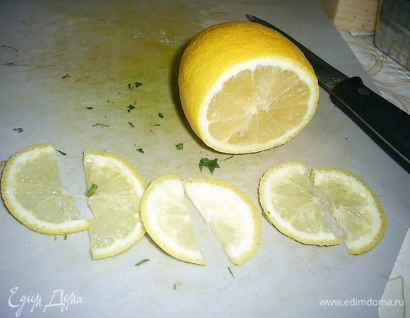 Отрезаем три кусочка лимона, каждый разрезаем пополам.