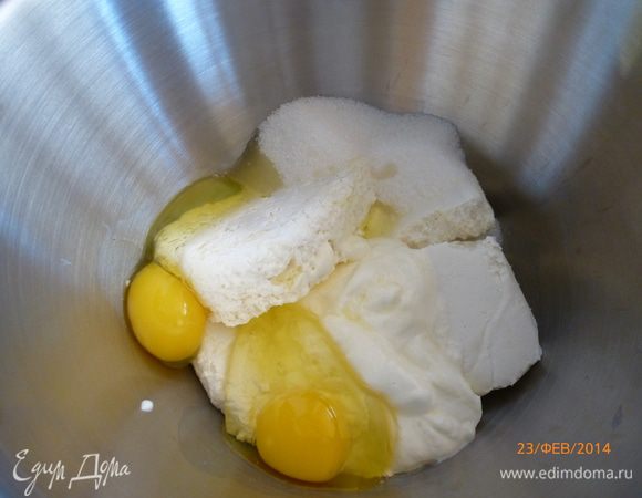 Готовим начинку. Все ингредиенты (кроме малины) соединяем и взбиваем до пышной массы.