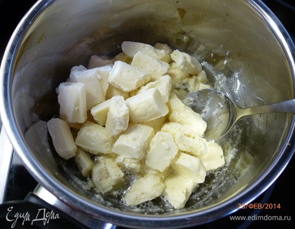 Готовим соус. Воду с сахаром доводим до кипения и снимаем с огня. Добавляем белый шоколад, размешиваем до его полного растворения.