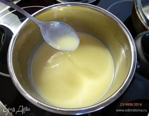 Вливаем теплые сливки, размешиваем до однородности. Соус готов.