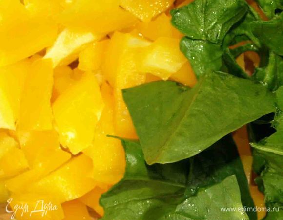 Перец чистим, режем кусочками. Шпинат моем, высушиваем. Если это мини-шпинат, то добавляем целым, если нет, то порвать руками. 