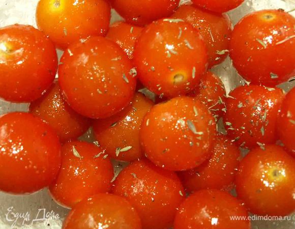 Помидоры посолить, добавить масло, прованские травы и отправить в разогретую до 180 градусов духовку на минут 15-20.