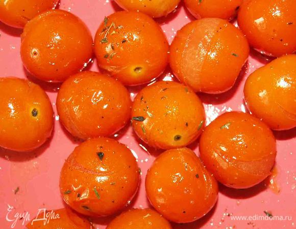 Готовые помидоры по желание очистить от кожуры.