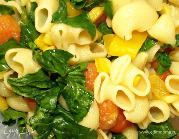 Готовую пасту смешать с шпинатом, помидорами, перцем и добавить сок, который выделился после запекания помидор. Все перемешать. Разложить порционно.