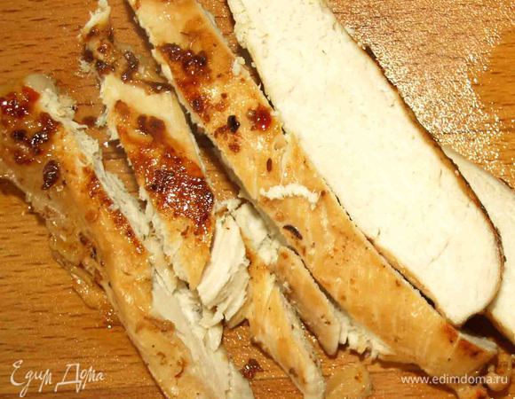 Филе нарезать кусочками. Выложить на салат и полить сверху соусом из белого вина.