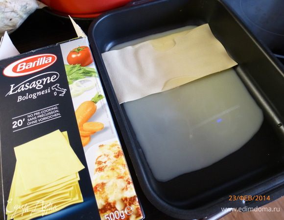 В форму наливаем половину соуса. Сверху выкладываем листья лазаньи.