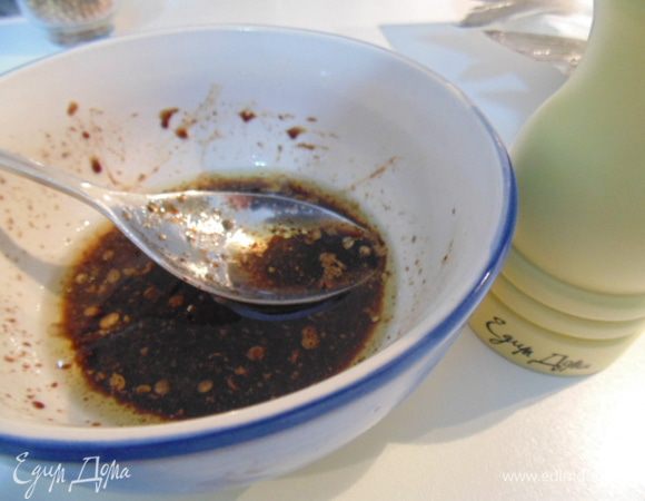 Рыбу почистить, удалить внутренности,обсушить бумажными полотенцами. Приготовить маринад из оливкового масла , бальзамического уксуса, соли, перца и кориандра. Натереть маринадом рыбу. Лайм порезать колечками, в брюшко каждой рыбы положить колечко лайма, под жабры положить по дольке лайма.